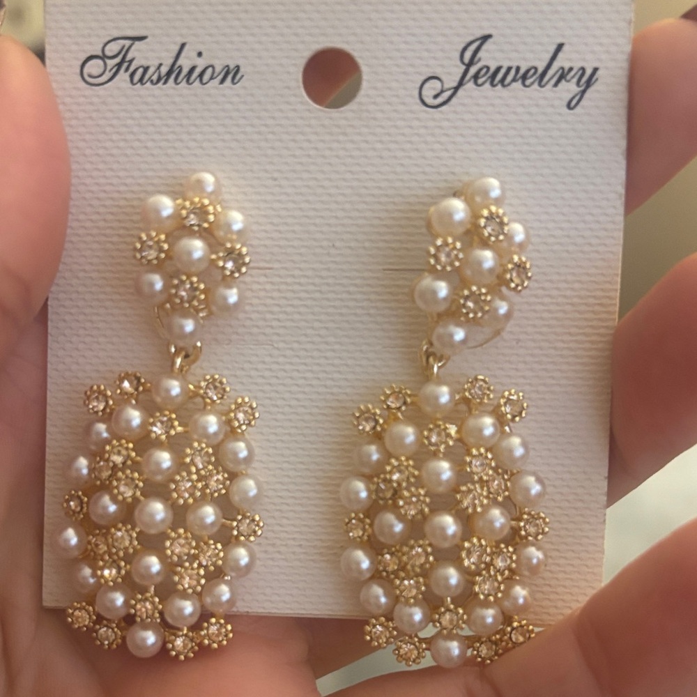 Elegant Gold and Pearl Drop Earrings - Picture 2 of 2